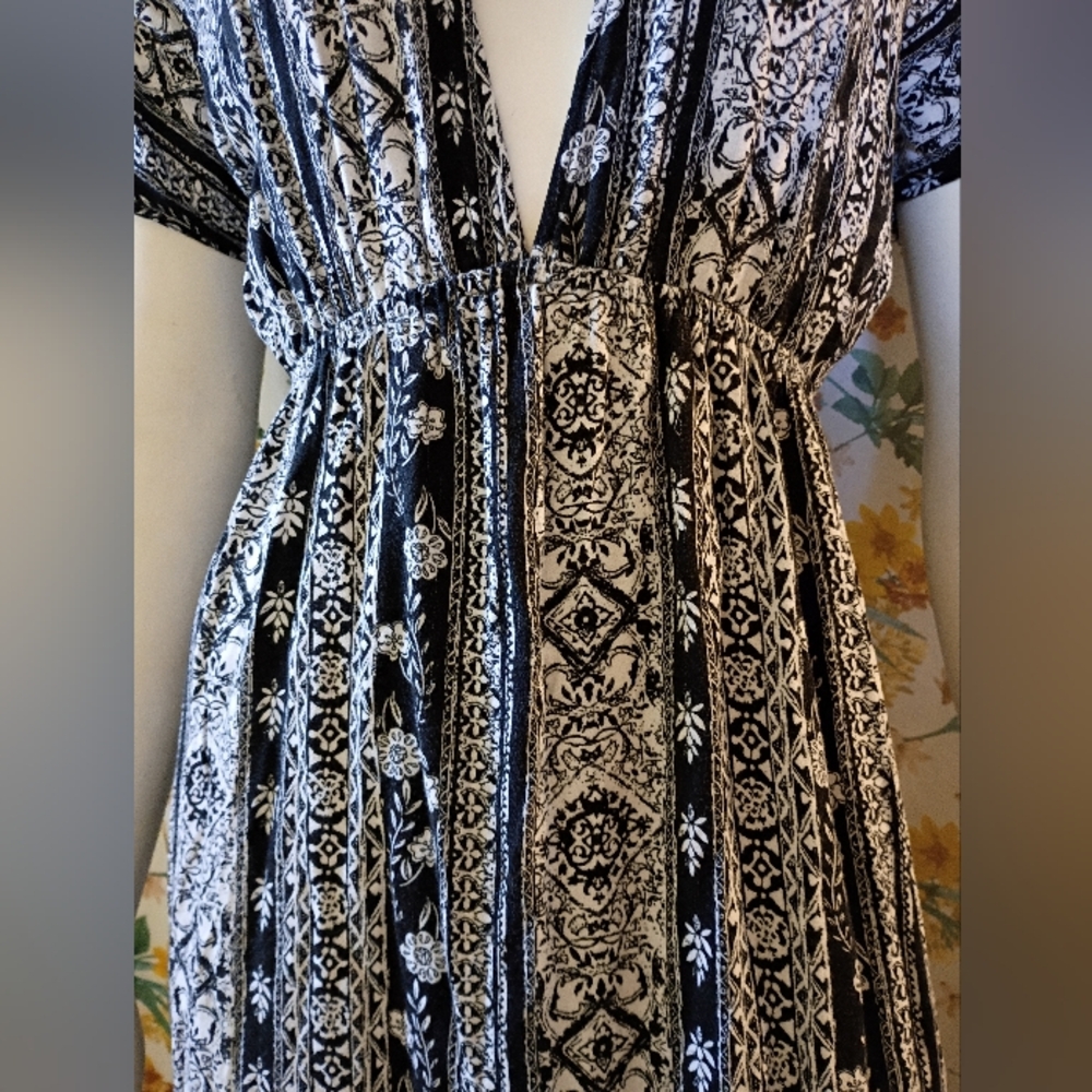 Forever 21 Women's Black and White Floral Pattern Deep V-neck Maxi Dress - Picture 4 of 9
